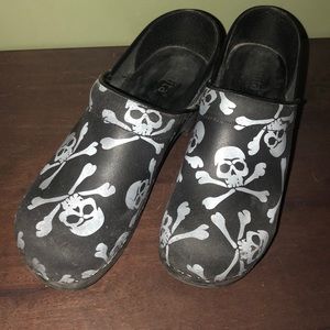 💀 Sanita Skull Nursing Clogs